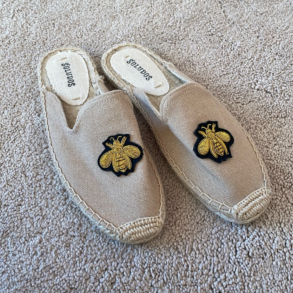 Soludos tan linen mules with 🐝 bumble bees 🐝